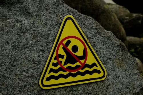 Livorno, confermati i divieti di balneazione nelle aree portuali e alla foce del Rio Felciaio