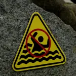 Livorno, confermati i divieti di balneazione nelle aree portuali e alla foce del Rio Felciaio
