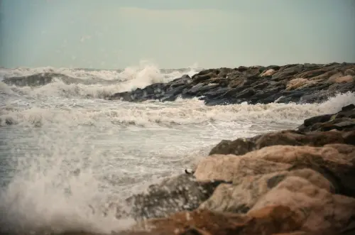 Livorno, allerta gialla per mareggiate lunedì 11 maggio dalle 18