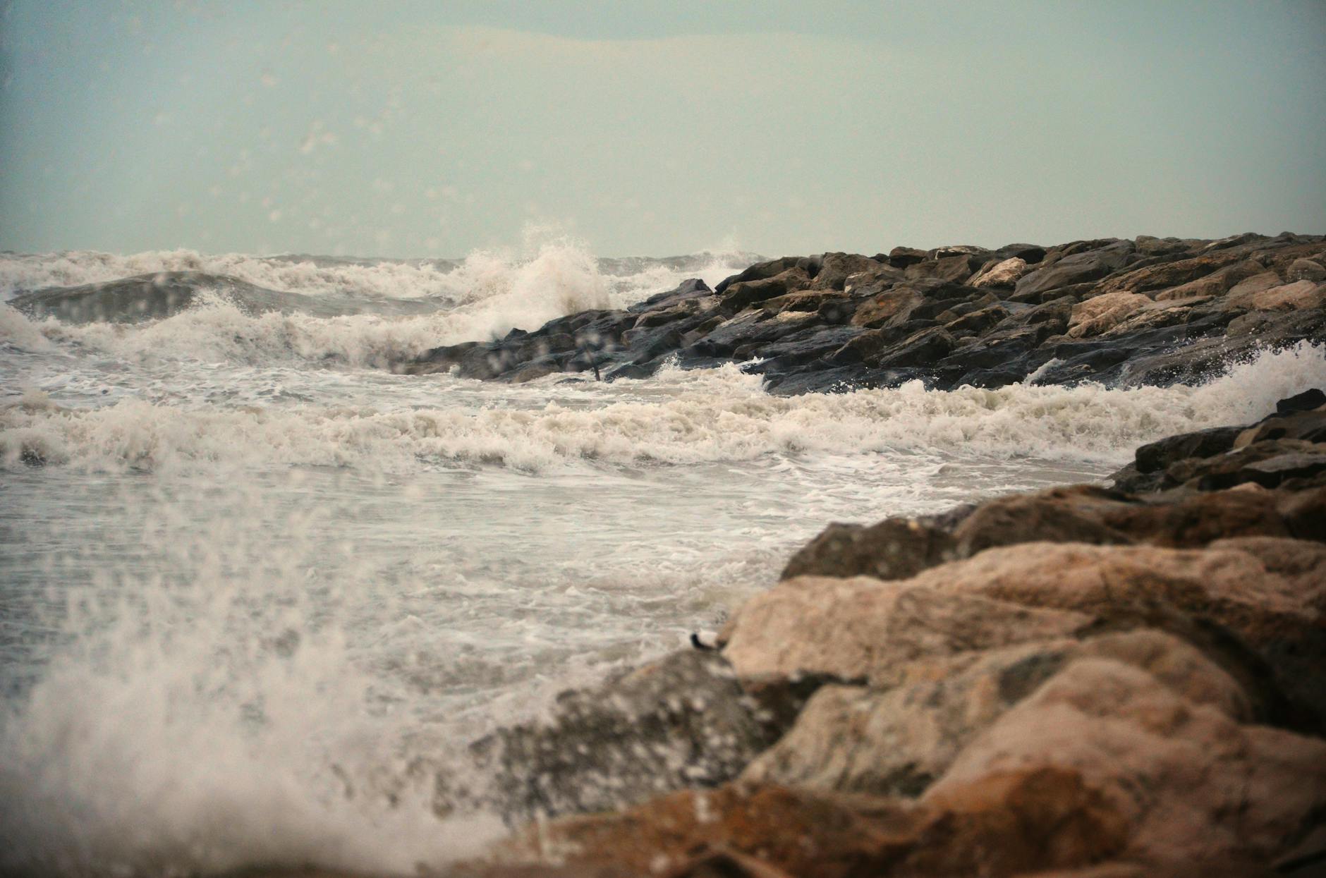 Livorno, allerta gialla per mareggiate lunedì 11 maggio dalle 18