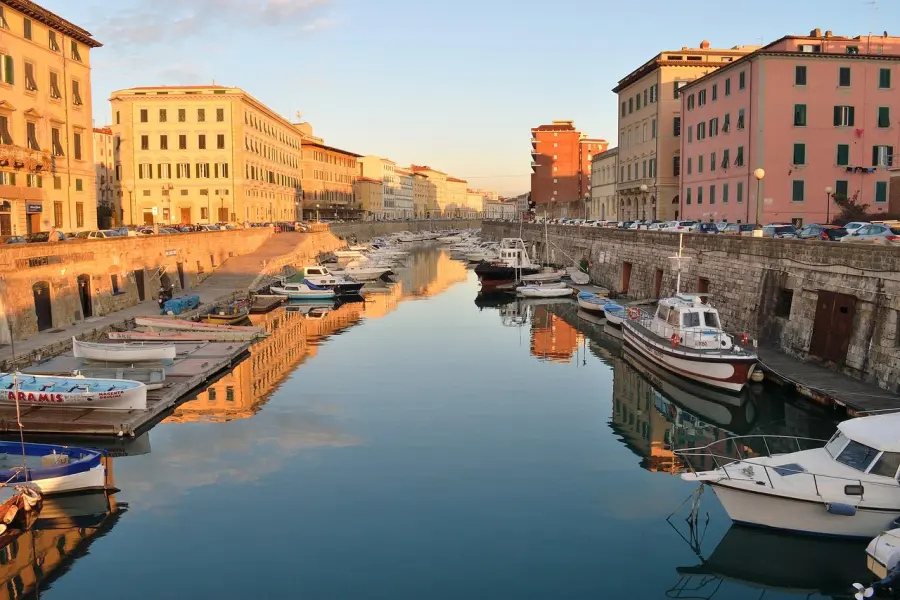 Livorno, primi effetti positivi dell’ordinanza sulla pipì dei cani: il commento del sindaco Salvetti