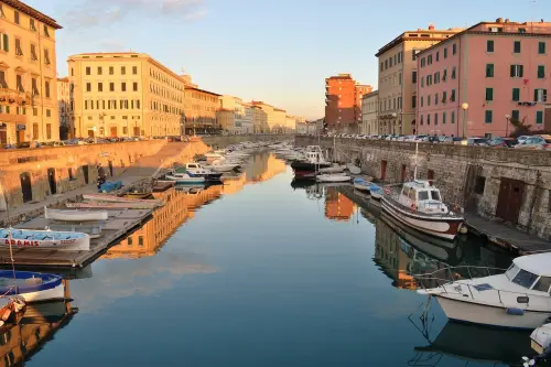 Livorno, primi effetti positivi dell’ordinanza sulla pipì dei cani: il commento del sindaco Salvetti