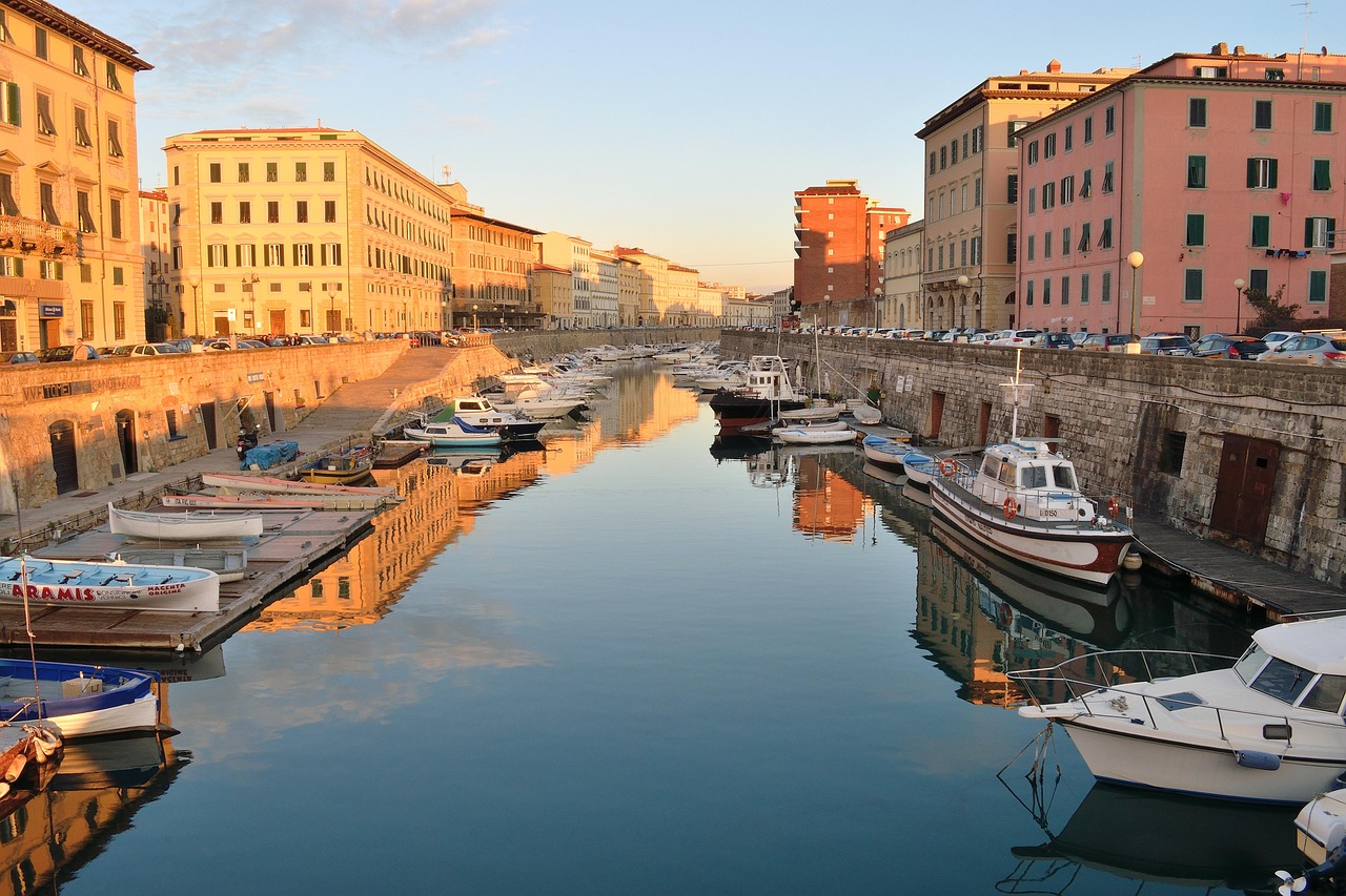 Livorno, primi effetti positivi dell’ordinanza sulla pipì dei cani: il commento del sindaco Salvetti