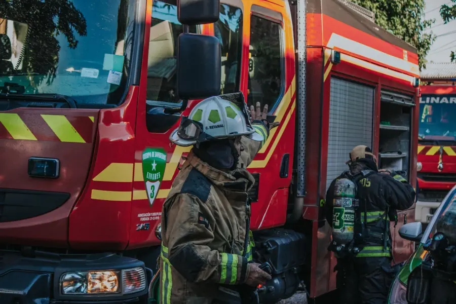 Livorno, incendio in zona industriale: scuole sospese