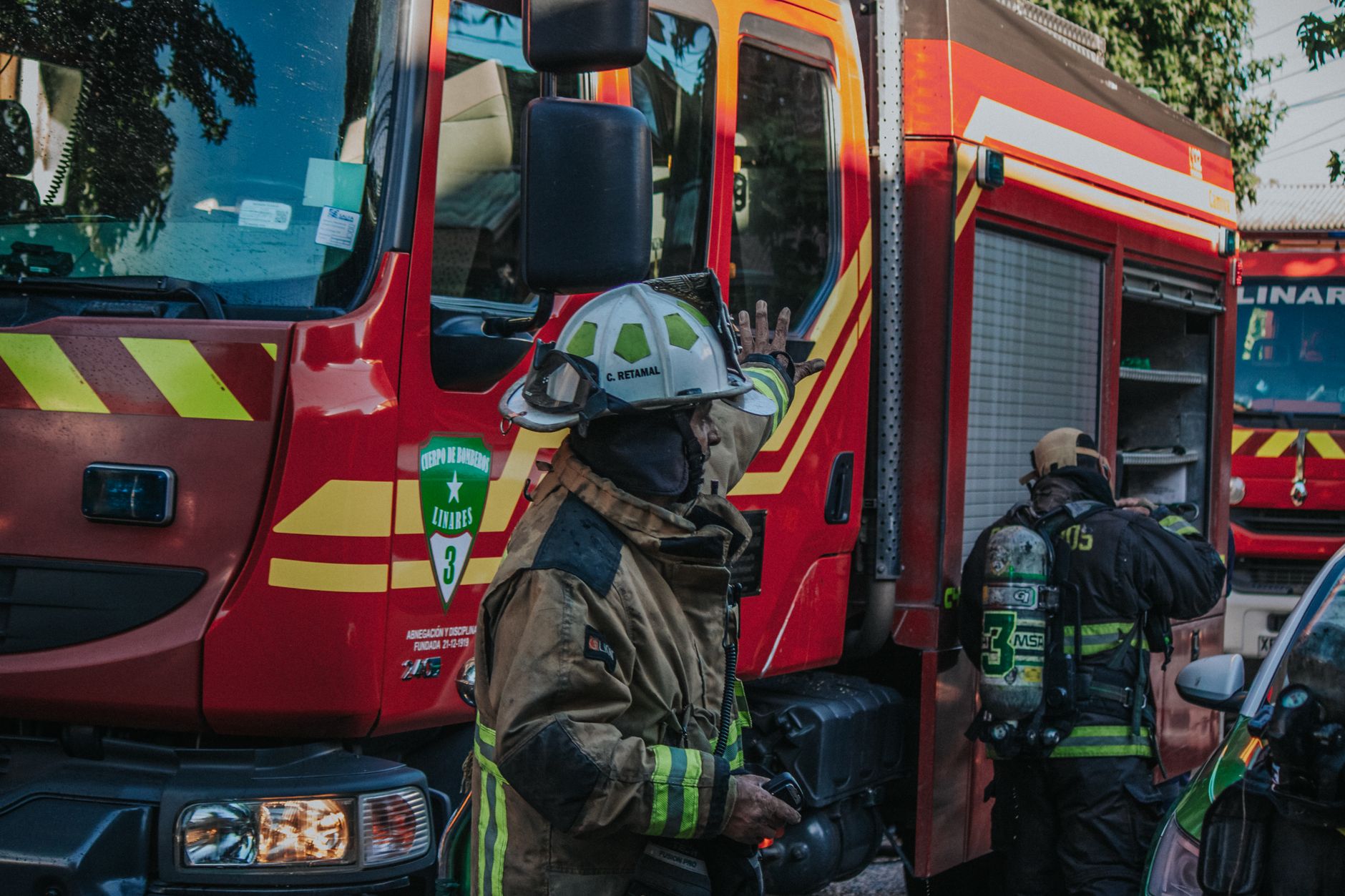 Livorno, incendio in zona industriale: scuole sospese