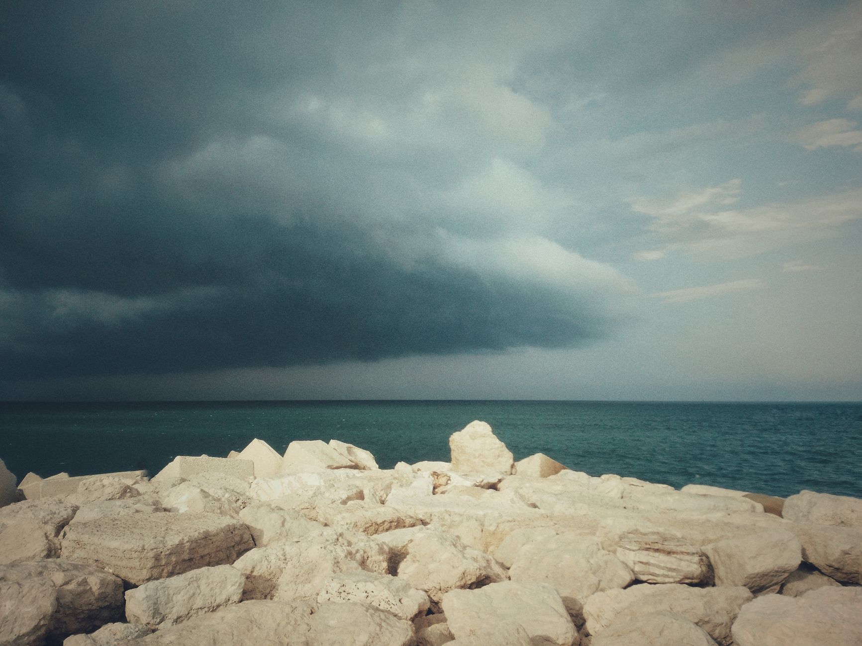 Livorno, allerta gialla oggi per temporali forti in Toscana