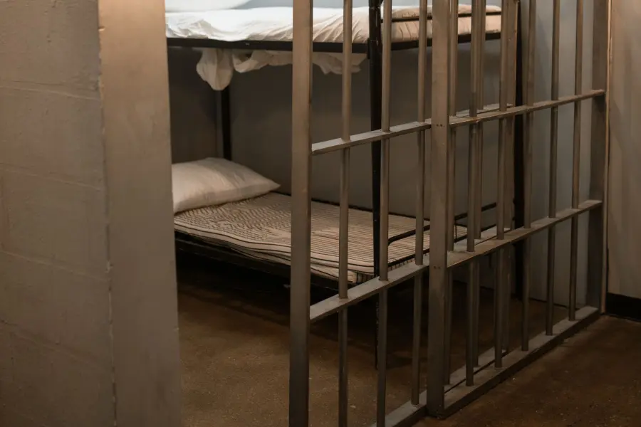 Carceri di Pisa e Livorno sovraffollate: 653 detenuti, organici carenti