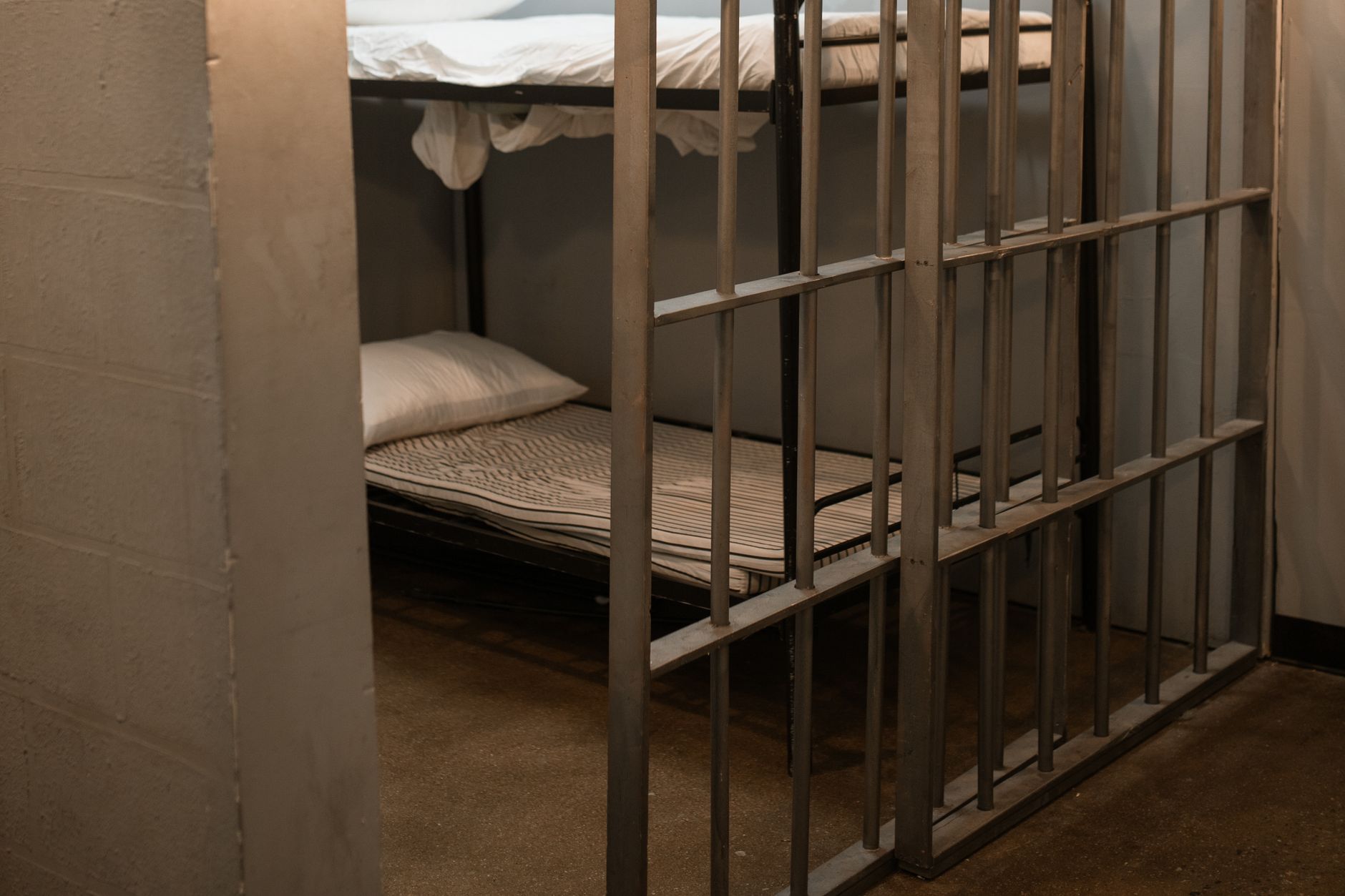 Carceri di Pisa e Livorno sovraffollate: 653 detenuti, organici carenti