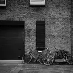 Livorno, stretta sul degrado urbano: rimosse auto fuori uso e decine di biciclette abbandonate